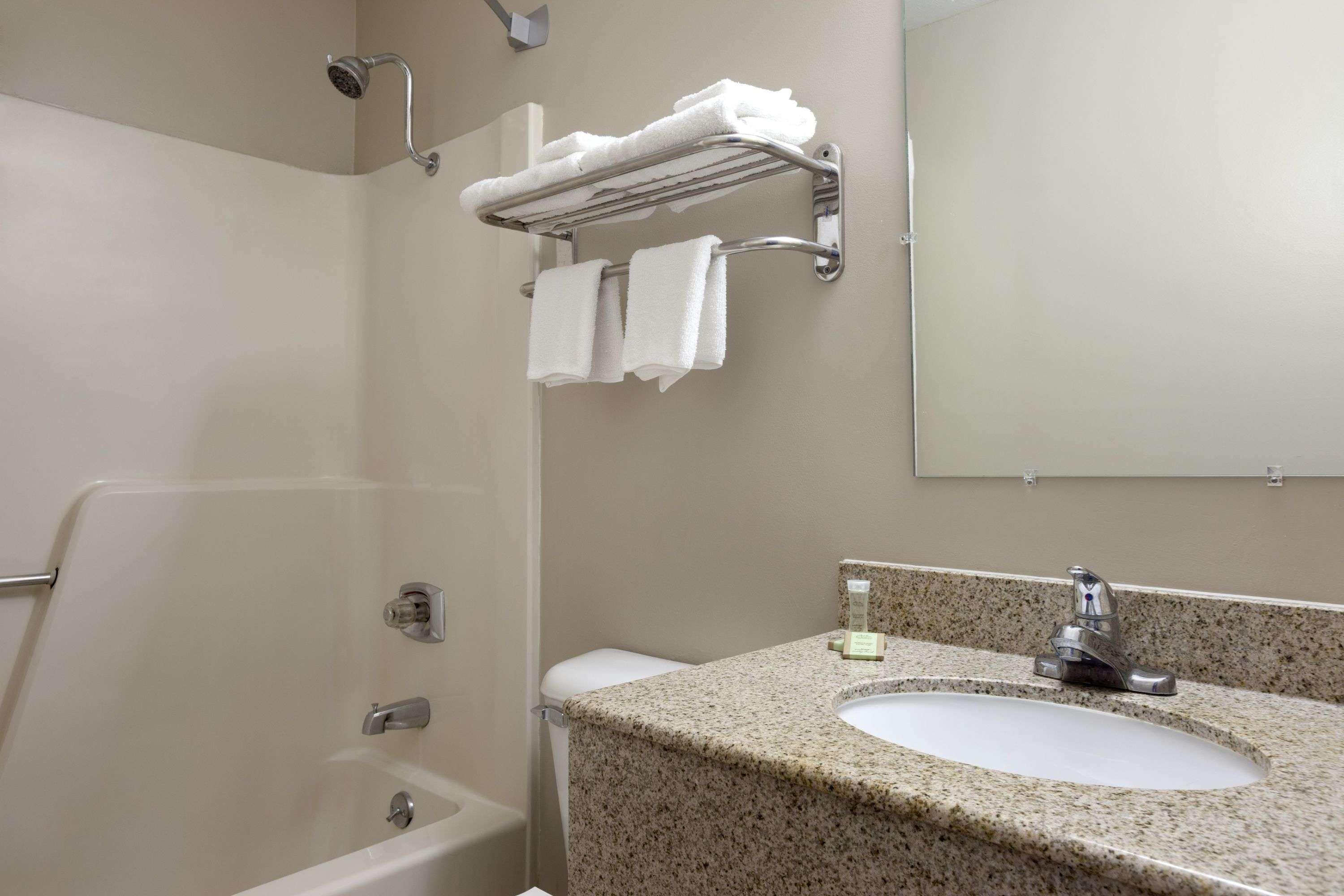 Super 8 By Wyndham Fremont Ne Motel Bagian luar foto