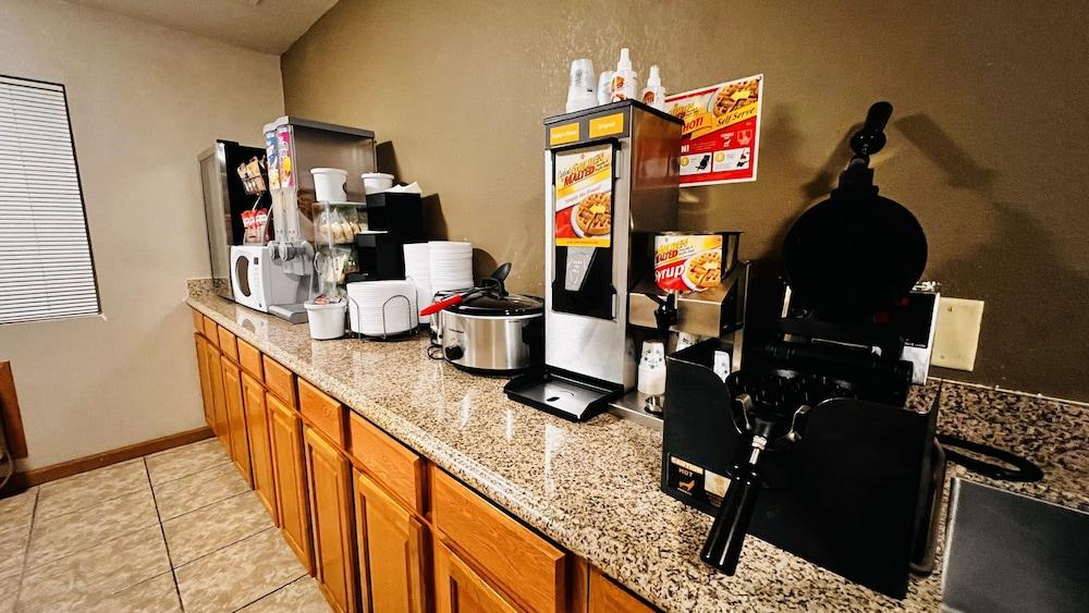 Super 8 By Wyndham Fremont Ne Motel Bagian luar foto