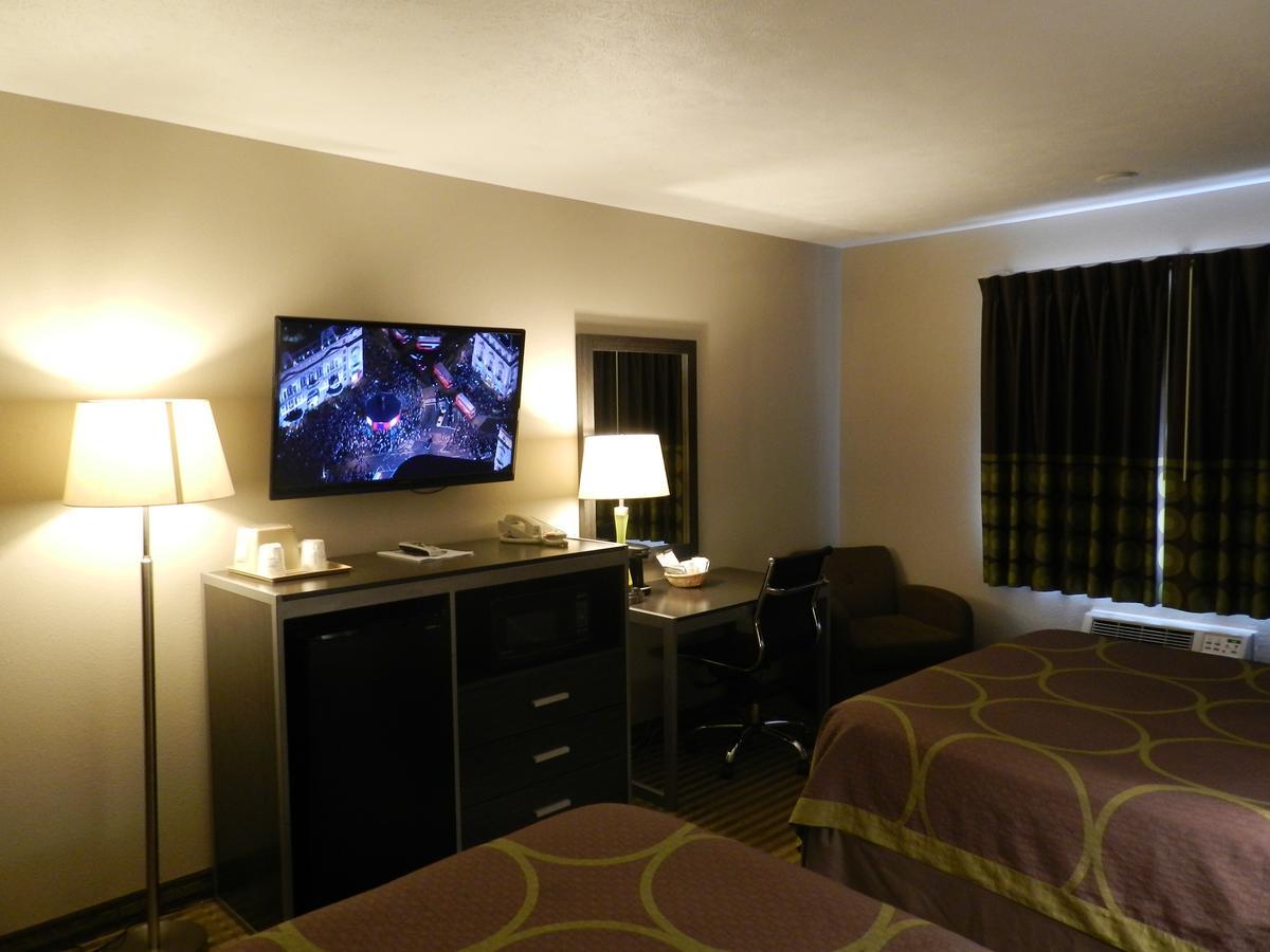 Super 8 By Wyndham Fremont Ne Motel Bagian luar foto