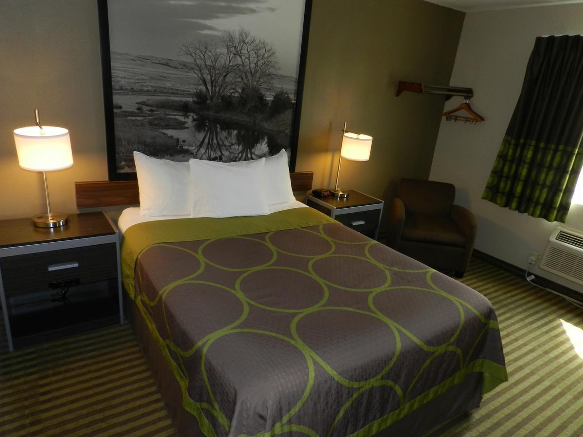 Super 8 By Wyndham Fremont Ne Motel Bagian luar foto