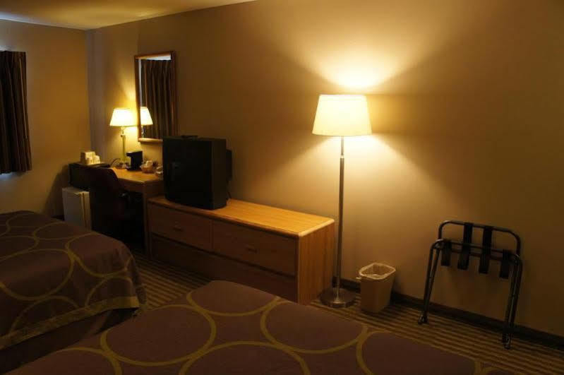 Super 8 By Wyndham Fremont Ne Motel Bagian luar foto