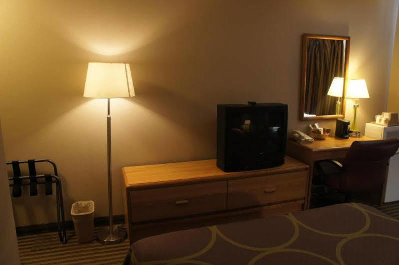Super 8 By Wyndham Fremont Ne Motel Bagian luar foto