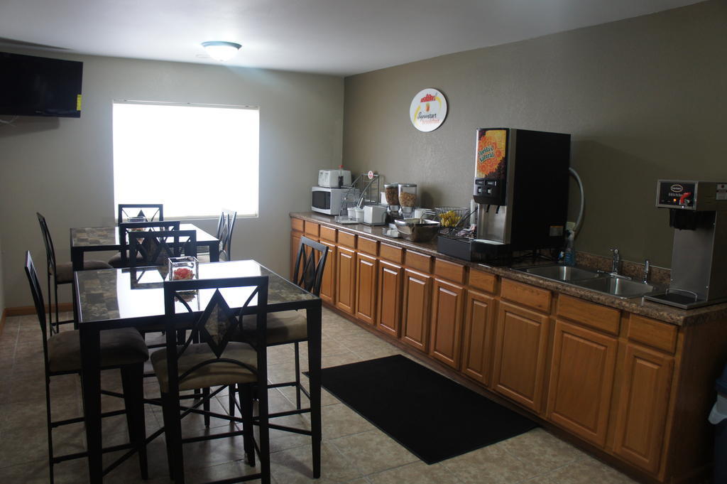 Super 8 By Wyndham Fremont Ne Motel Bagian luar foto
