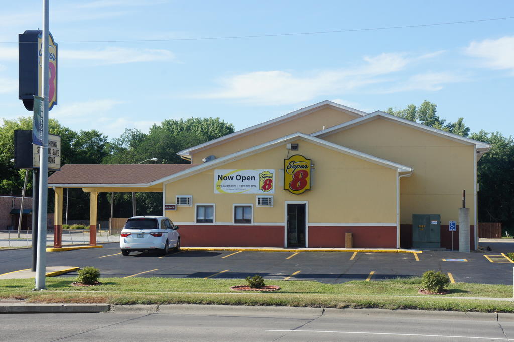 Super 8 By Wyndham Fremont Ne Motel Bagian luar foto