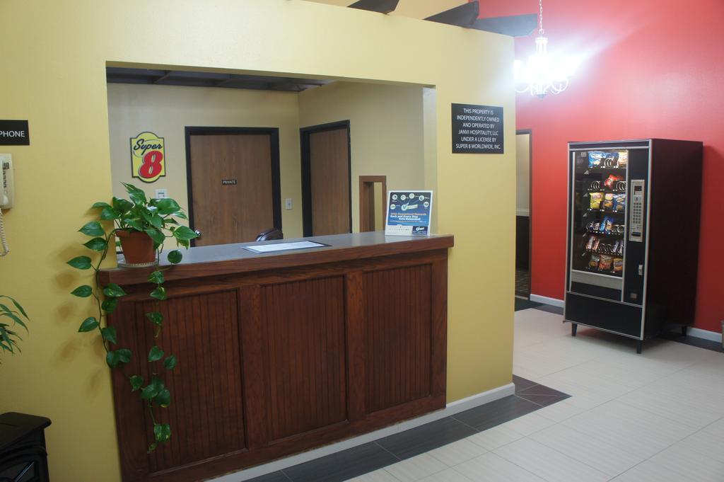 Super 8 By Wyndham Fremont Ne Motel Bagian luar foto